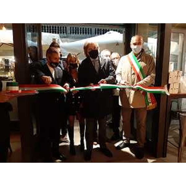 L'assessore regionale alle Attività produttive Sergio Emidio Bini durante l'inaugurazione del locale King Pub - L'assessore regionale alle Attività produttive Sergio Emidio Bini durante l'inaugurazione del locale King Pub