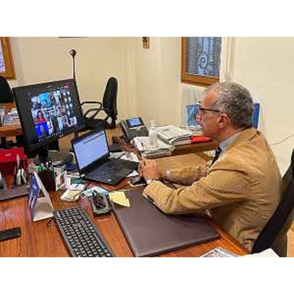 Il presidente del Cr Fvg, Piero Mauro Zanin, interviene durante il webinar dal suo ufficio udinese - Il presidente del Cr Fvg, Piero Mauro Zanin, interviene durante il webinar dal suo ufficio udinese