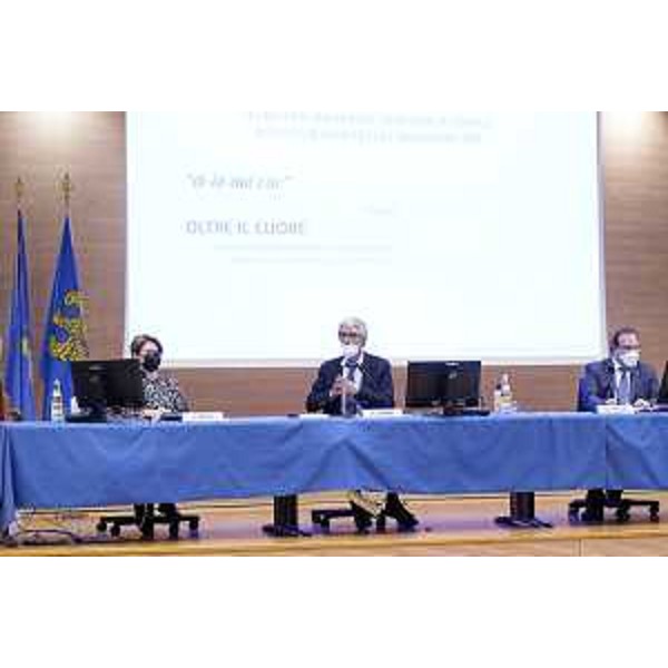 L'intervento del vicedirettore Autonomie locali della Regione, Salvatore Campo, al centro tra Linda Picco e William Cisilino, direttore dell'Arlef - L'intervento del vicedirettore Autonomie locali della Regione, Salvatore Campo, al centro tra Linda Picco e William Cisilino, direttore dell'Arlef