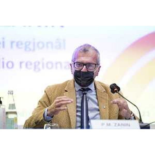 Piero Mauro Zanin, presidente del Consiglio regionale, durante l'intervento che ha concluso la Conferenza sulla lingua friulana - Piero Mauro Zanin, presidente del Consiglio regionale, durante l'intervento che ha concluso la Conferenza sulla lingua friulana
