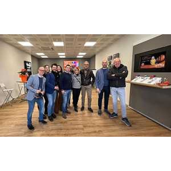 L'assessore regionale alle Finanze Barbara Zilli all'interno del negozio di telefonia inaugurato oggi a Gemona - L'assessore regionale alle Finanze Barbara Zilli all'interno del negozio di telefonia inaugurato oggi a Gemona