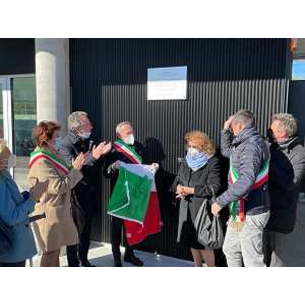 Lo scoprimento della targa nei pressi dell'autostazione dedicata a Attilio Collavini - Lo scoprimento della targa nei pressi dell'autostazione dedicata a Attilio Collavini
