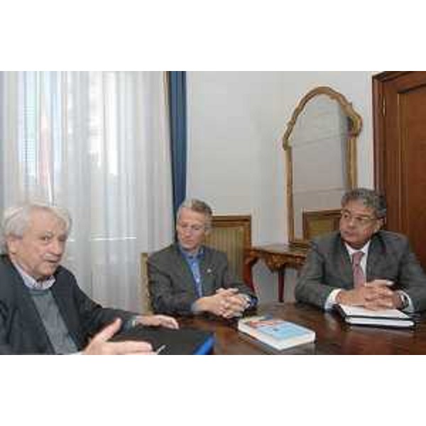 Predrag Matvejevic (Scrittore), Riccardo Illy (Presidente Friuli Venezia Giulia) e Roberto Antonaz (Assessore regionale Cultura) nella sede della Regione a Trieste. (Trieste 23/01/08)