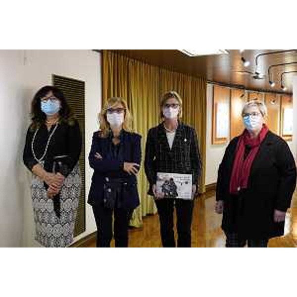 Le organizzatrici della mostra Cartoline e poesie dal mondo - Le organizzatrici della mostra Cartoline e poesie dal mondo