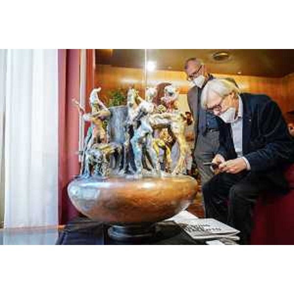 Vittoriio Sgabri e il presidente del Cr Fvg, Piero Mauro Zanin, ammirano una delle opere di Luciano Ceschia esposte nel palazzo di piazza Oberdan, a Trieste, fino al 10 dicembre - Vittoriio Sgabri e il presidente del Cr Fvg, Piero Mauro Zanin, ammirano una delle opere di Luciano Ceschia esposte nel palazzo di piazza Oberdan, a Trieste, fino al 10 dicembre