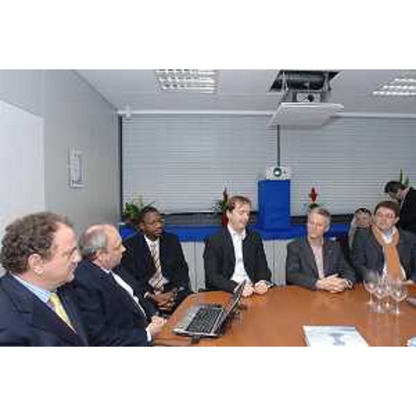 Bou Konate (Assessore LLPP Monfalcone), Alessandro Vescovini (Presidente SBE-Società Bulloneria Europea), Riccardo Illy (Presidente Friuli Venezia Giulia) ed Enrico Gherghetta (Presidente Provincia Gorizia) in riunione presso la sede della SBE a Monfalcone. (Monfalcone 24/01/08)