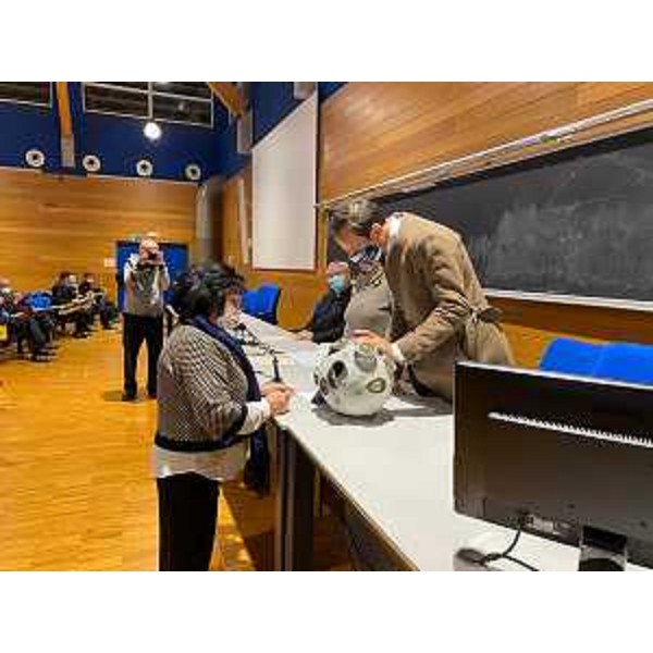 Il governatore del Friuli Venezia Giulia Massimiliano Fedriga riceve in omaggio un'opera d'arte durante la celebrazione per i 40 anni di fondazione dellUniversità della terza età di Udine. - Il governatore del Friuli Venezia Giulia Massimiliano Fedriga riceve in omaggio un'opera d'arte durante la celebrazione per i 40 anni di fondazione dellUniversità della terza età di Udine.