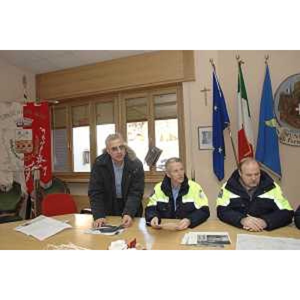 Riccardo Illy (Presidente Friuli Venezia Giulia) e Gianfranco Moretton (Assessore regionale Protezione civile) in Comune di Forni Avoltri con Manuele Ferrari (Sindaco Forni Avoltri). (Forni Avoltri 28/01/08)