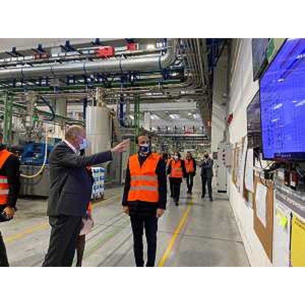 Il governatore della Regione Massimiliano Fedriga insieme al Ceo della Pezzutti Group Emanuele Bassetto nello stabilimento di Pordenone - Il governatore della Regione Massimiliano Fedriga insieme al Ceo della Pezzutti Group Emanuele Bassetto nello stabilimento di Pordenone