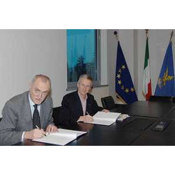 Sergio Cecotti (Sindaco Udine) e Riccardo Illy (Presidente Regione Friuli Venezia Giulia) firmano il protocollo d'intesa per la realizzazione della Metropolitan Area Network -MAN- a Udine. (Udine 30/01/08)