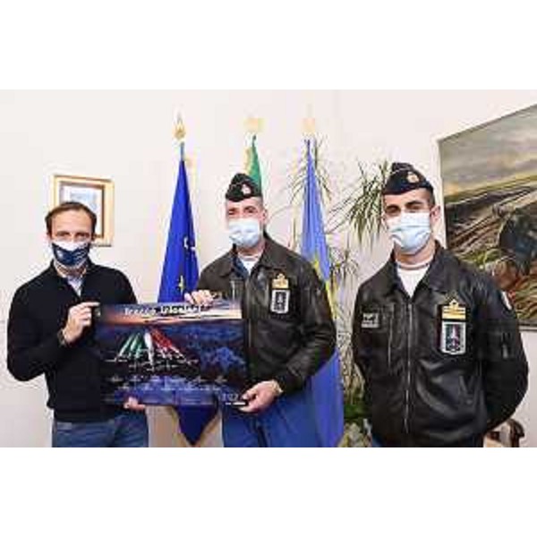 Il governatore del Friuli Venezia Giulia Massimiliano Fedriga (a sinistra) con il comandante uscente delle Frecce Tricolori, il tenente colonnello Gaetano Farina (al centro), e il tenente colonnello Stefano Vit (a destra), che subentrerà a breve al comando della Pan. - Il governatore del Friuli Venezia Giulia Massimiliano Fedriga (a sinistra) con il comandante uscente delle Frecce Tricolori, il tenente colonnello Gaetano Farina (al centro), e il tenente colonnello Stefano Vit (a destra), che subentrerà a breve al comando della Pan. 