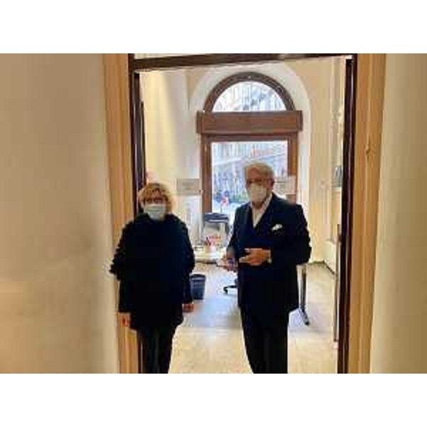 L'assessore regionale alle Finanze Barbara Zilli e il presidente della Camera di commercio Venezia Giulia Antonio Paoletti all'inaugurazione dello sportello per i ristori dei soci Coop a Trieste, nella sede camerale di piazza della Borsa - L'assessore regionale alle Finanze Barbara Zilli e il presidente della Camera di commercio Venezia Giulia Antonio Paoletti all'inaugurazione dello sportello per i ristori dei soci Coop a Trieste, nella sede camerale di piazza della Borsa