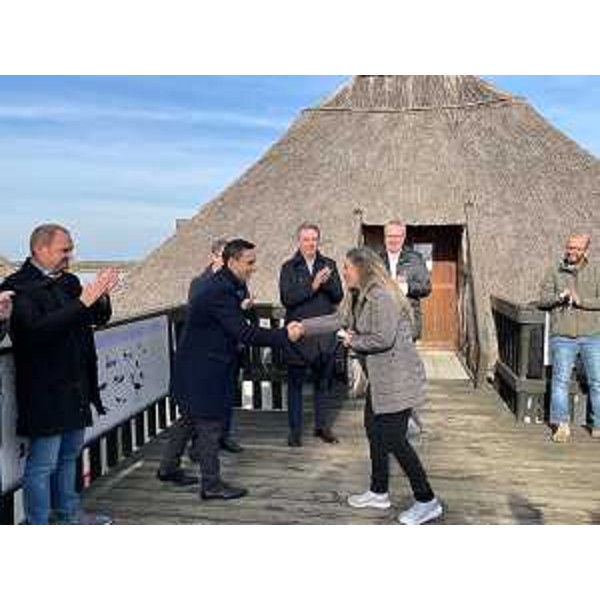 La consegna simbolica delle chiavi del Centro visite della Riserva naturale Valle Canal Novo di Marano Lagunare alla rappresentante dei gestori. - La consegna simbolica delle chiavi del Centro visite della Riserva naturale Valle Canal Novo di Marano Lagunare alla rappresentante dei gestori. 