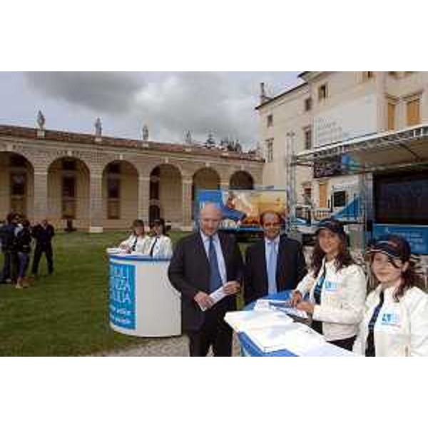 Enrico Bertossi (Assessore regionale alle attività produttive) con Joseph Ejarque (Direttore Generale di 'Turismo FVG') alla presentazione della campagna promozionale. (Villa Manin di Passariano, 02/05/06)