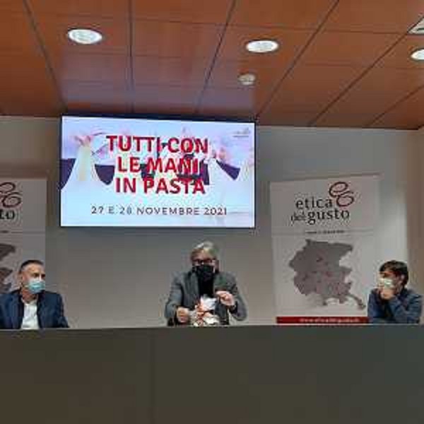 Bini con il fondatore di Etica del Gusto Filippo Spinelli e con l'attuale presidente dell'associazione Gianfranco Cassin - Bini con il fondatore di Etica del Gusto Filippo Spinelli e con l'attuale presidente dell'associazione Gianfranco Cassin