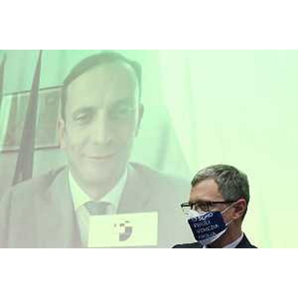 Il governatore del Friuli Venezia Giulia, Massimiliano Fedriga, collegatosi online al convegno "Un anno di: Io sono Friuli Venezia Giulia" tenutosi oggi, nell'auditorium Comelli nella sede della Regione a Udine e l'assessore Stefano Zannier. - Il governatore del Friuli Venezia Giulia, Massimiliano Fedriga, collegatosi online al convegno "Un anno di: Io sono Friuli Venezia Giulia" tenutosi oggi, nell'auditorium Comelli nella sede della Regione a Udine e l'assessore Stefano Zannier.