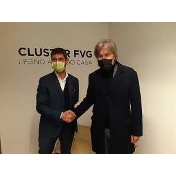 L'assessore regionale alle Attività produttive e turismo, Sergio Emidio Bini (a destra) con il presidente del Cluster Legno Arredo Matteo Tonon - MAnzano, 22 novembre 2021. - L'assessore regionale alle Attività produttive e turismo, Sergio Emidio Bini (a destra) con il presidente del Cluster Legno Arredo Matteo Tonon - MAnzano, 22 novembre 2021.