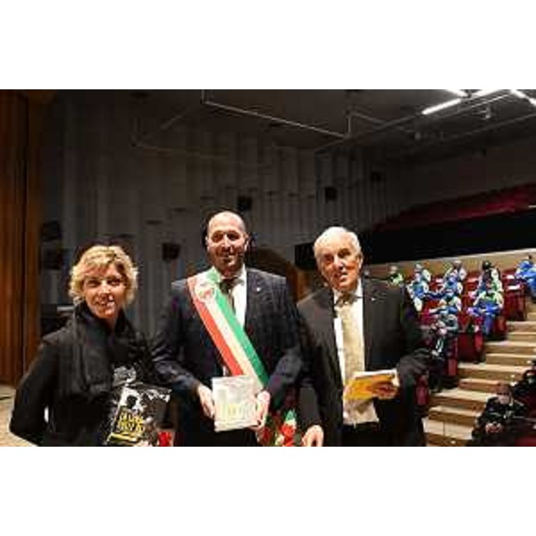 Lassessore regionale alle Finanze Barbara Zilli, il sindaco di Gemona Roberto Revelant e il giornalista Gianni Spartà. - Lassessore regionale alle Finanze Barbara Zilli, il sindaco di Gemona Roberto Revelant e il giornalista Gianni Spartà. 