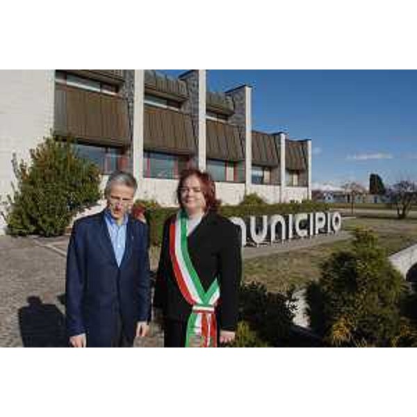 Riccardo Illy (Presidente Friuli Venezia Giulia) e Carmen Micoli (Sindaco San Vito di Fagagna) davanti al Municipio di San Vito di Fagagna. (San Vito di Fagagna 07/02/08)