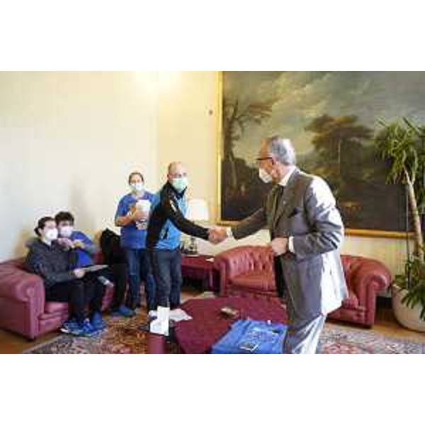 Il presidente del Cr Fvg, Piero Mauro Zanin, con Valentino Gregoris e la sua famiglia nel salottino di piazza Oberdan, a Trieste - Il presidente del Cr Fvg, Piero Mauro Zanin, con Valentino Gregoris e la sua famiglia nel salottino di piazza Oberdan, a Trieste