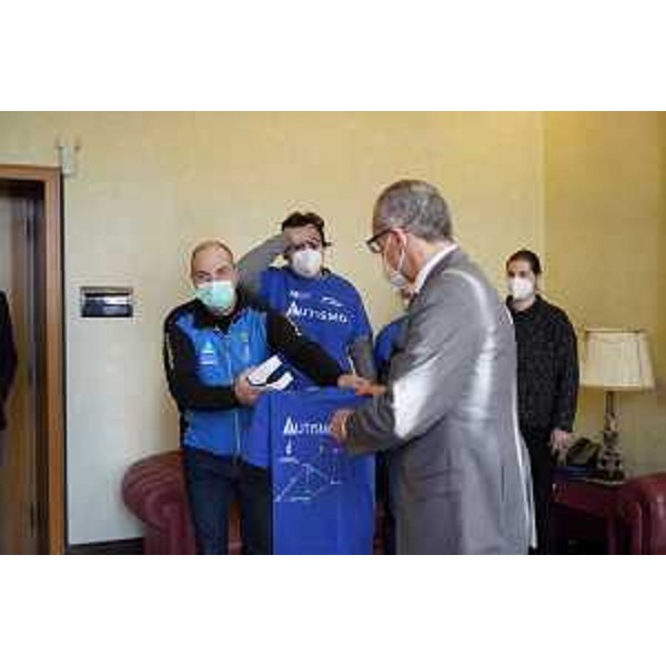 La consegna della maglietta dell'associazione - La consegna della maglietta dell'associazione 