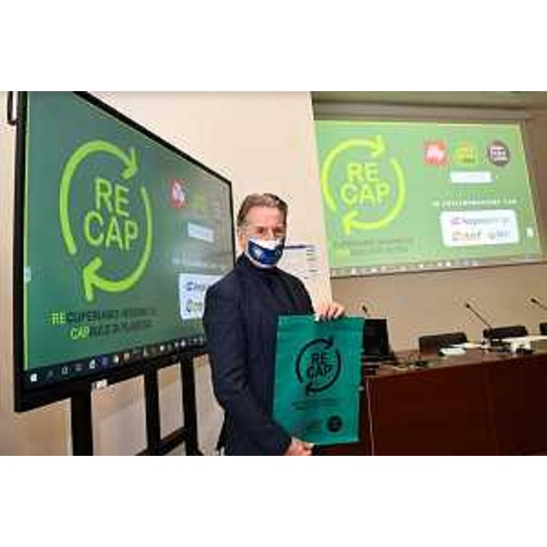 L'assessore Scoccimarro con il sacchetto del progetto "ReCap - Recuperiamo insieme le capsule di plastica" - L'assessore Scoccimarro con il sacchetto del progetto "ReCap - Recuperiamo insieme le capsule di plastica"