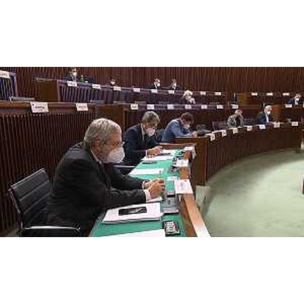 I lavori della I Commissione. In primo piano Furio Honsell (Open Fvg) - I lavori della I Commissione. In primo piano Furio Honsell (Open Fvg)