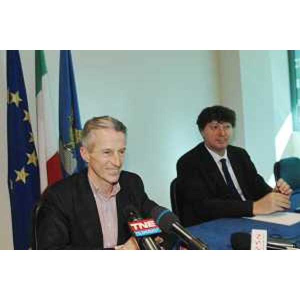 Riccardo Illy (Presidente Friuli Venezia Giulia) in conferenza stampa nella sede regionale di Udine, con Angelo Baiguera (Portavoce Presidente). (Udine 08/02/08)