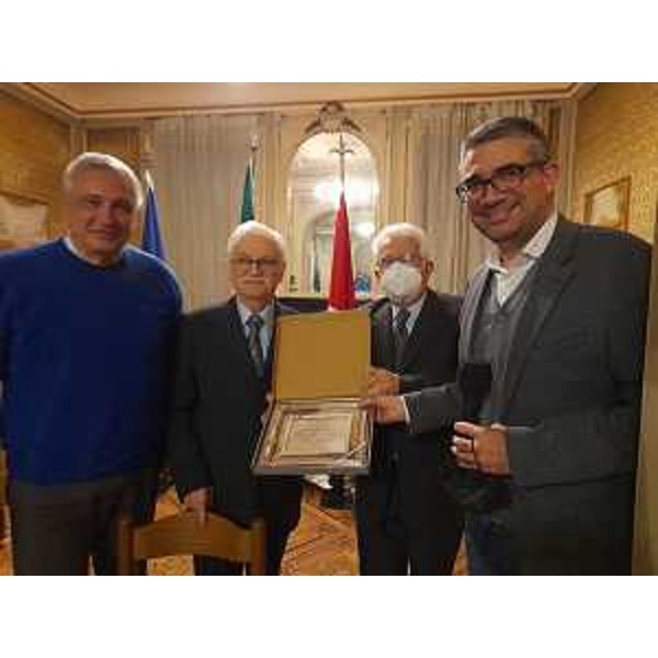 L'assessore Roberti (a destra) consegna la targa della Regione Friuli Venezia Giulia per i 71 anni della Repubblica dei Ragazzi. Da sinistra a destra: Riccardo Massini, Fulvio Bisacco e Claudio Colusso - L'assessore Roberti (a destra) consegna la targa della Regione Friuli Venezia Giulia per i 71 anni della Repubblica dei Ragazzi. Da sinistra a destra: Riccardo Massini, Fulvio Bisacco e Claudio Colusso