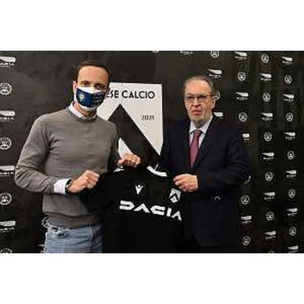 Il governatore del Fvg MAssimiliano Fedriga con la maglia per i 125 anni dell'Udinese Calcio consegnata dal patron della società Giampaolo Pozzo - Il governatore del Fvg MAssimiliano Fedriga con la maglia per i 125 anni dell'Udinese Calcio consegnata dal patron della società Giampaolo Pozzo