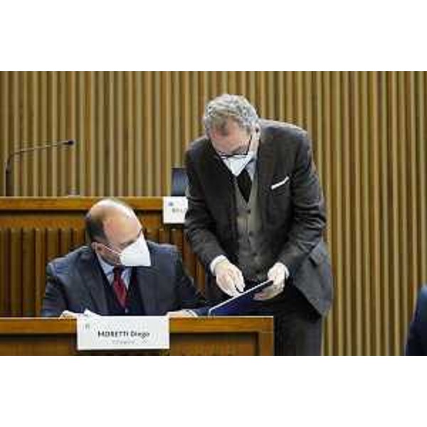 Diego Moretti, capogruppo Pd, e il collega Sergio Bolzonello (in piedi) - Diego Moretti, capogruppo Pd, e il collega Sergio Bolzonello (in piedi)