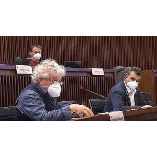 Elia Miani (Lega), affiancato dai consiglieri Leonardo Barberio (FdI) e, in alto, Luca Boschetti (Lega) - Elia Miani (Lega), affiancato dai consiglieri Leonardo Barberio (FdI) e, in alto, Luca Boschetti (Lega)