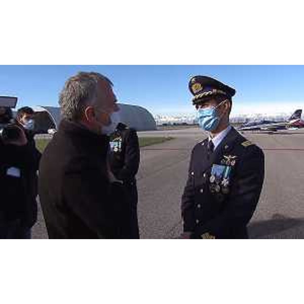 Il presidente del Cr Fvg, Piero Mauro Zanin, si congratula con il comandante subentrante, Stefano Vit - Il presidente del Cr Fvg, Piero Mauro Zanin, si congratula con il comandante subentrante, Stefano Vit
