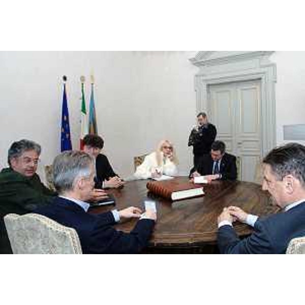 La Regione conferisce la medaglia del Friuli Venezia Giulia a Claudio Magris (Scrittore e germanista), presenti il Presidente della Regione e l'assessore alla Cultura, nella sede della Presidenza a Trieste. (Trieste 13/02/08)