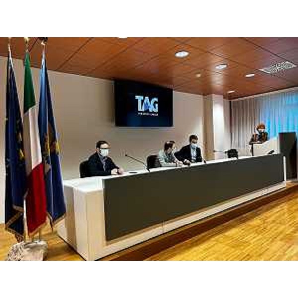 Lassessore regionale alla Cultura Tiziana Gibelli, intervenendo alla presentazione nel palazzo della Regione a Udine di TAG The Artist Garage. - Lassessore regionale alla Cultura Tiziana Gibelli, intervenendo alla presentazione nel palazzo della Regione a Udine di TAG The Artist Garage.