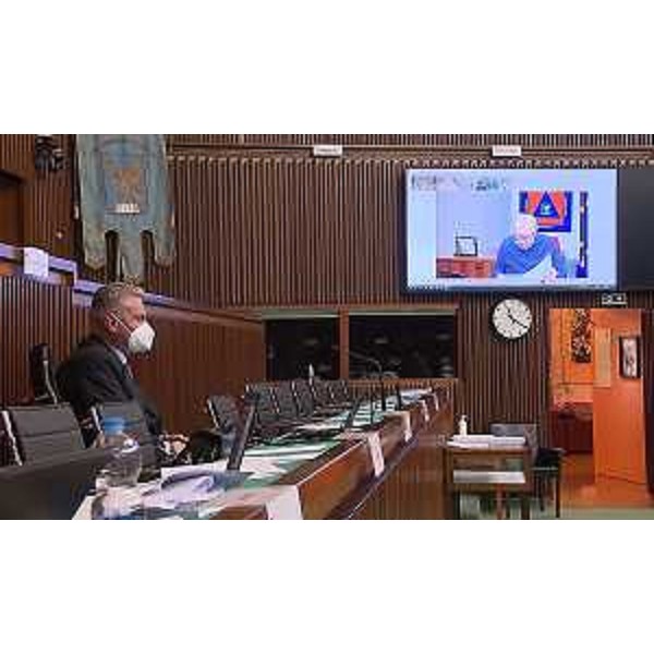 Il presidente della I Commissione, Alessandro Basso (FdI), durante l'intervento in video del vicegovernatore Fvg con delega alla Salute, Riccardo Riccardi - Il presidente della I Commissione, Alessandro Basso (FdI), durante l'intervento in video del vicegovernatore Fvg con delega alla Salute, Riccardo Riccardi