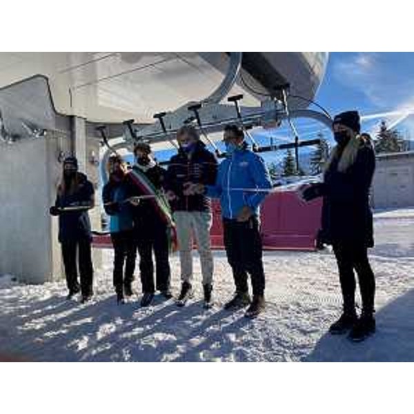 L'assessore regionale al Turismo Sergio Emidio Bini al taglio del nastro della nuova seggiovia sullo Zoncolan, insieme alla collega di giunta Barbara Zilli e al vicepresidente del Consiglio regionale Stefano Mazzolini e il vicesindaco di Sutrio Fiorenza Magnani - L'assessore regionale al Turismo Sergio Emidio Bini al taglio del nastro della nuova seggiovia sullo Zoncolan, insieme alla collega di giunta Barbara Zilli e al vicepresidente del Consiglio regionale Stefano Mazzolini e il vicesindaco di Sutrio Fiorenza Magnani