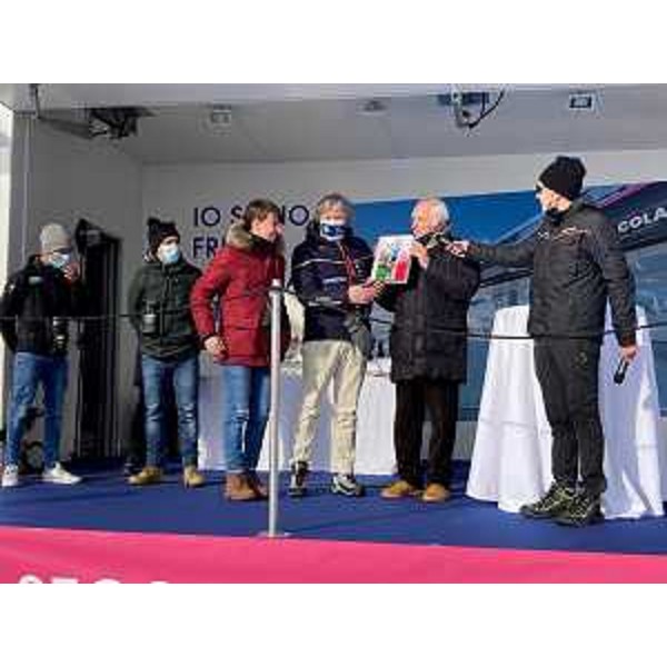 L'assessore regionale al Turismo Sergio Emidio Bini insieme al "patron" delle tappe del Giro d'Italia in Friuli Venezia Giulia, Enzo Cainero, e il ciclista Matteo Fabbro - L'assessore regionale al Turismo Sergio Emidio Bini insieme al "patron" delle tappe del Giro d'Italia in Friuli Venezia Giulia, Enzo Cainero, e il ciclista Matteo Fabbro