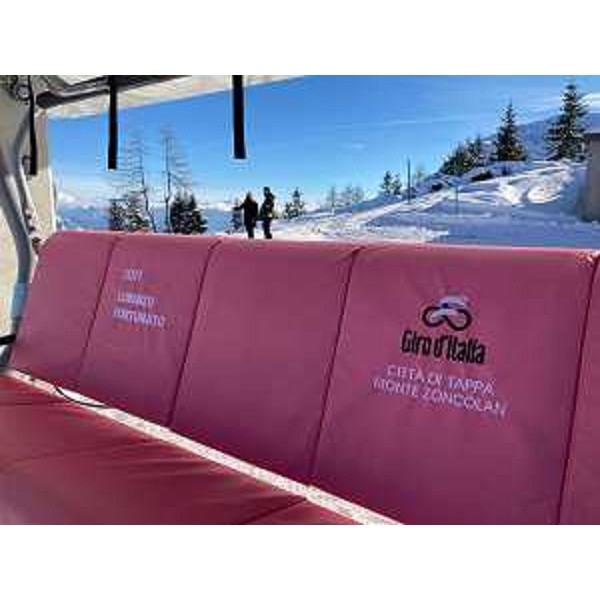 La seggiovia a quattro posti "Zoncolan Città di tappa" con le sedute intitolate a Lorenzo Fortunato, ultimo vincitore della frazione in vetta al Kaiser nel 2021 - La seggiovia a quattro posti "Zoncolan Città di tappa" con le sedute intitolate a Lorenzo Fortunato, ultimo vincitore della frazione in vetta al Kaiser nel 2021