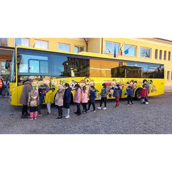 I bambini osservano la veste grafica dello scuolabus ideata dall'architetto Andrea Cumin. - I bambini osservano la veste grafica dello scuolabus ideata dall'architetto Andrea Cumin.