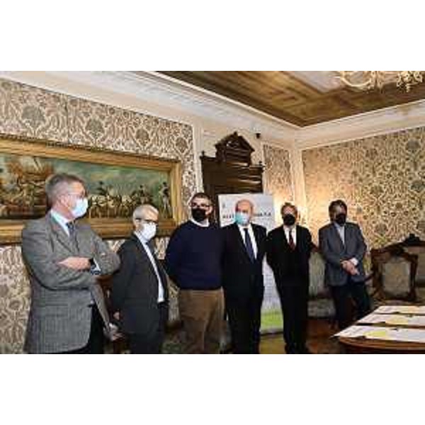 L'assessore regionale Pierpaolo Roberti al centro delle foto assieme alle altre autorità presenti in Municipio a Trieste - L'assessore regionale Pierpaolo Roberti al centro delle foto assieme alle altre autorità presenti in Municipio a Trieste