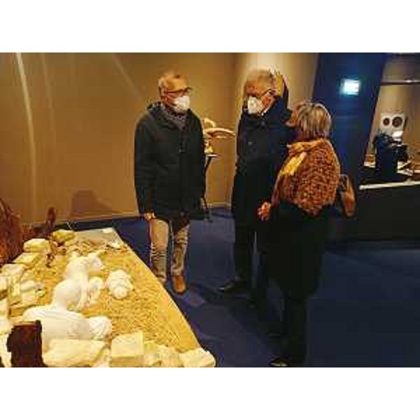 Il presidente Zanin durante la visita alla mostra Presepi Fvg a Udine - Il presidente Zanin durante la visita alla mostra Presepi Fvg a Udine