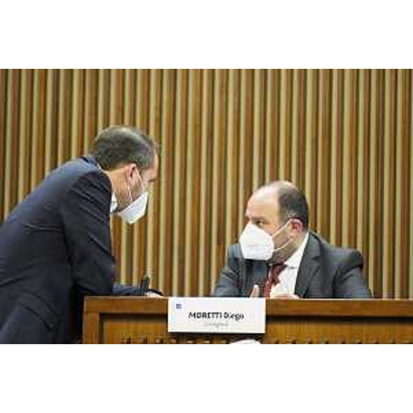 Il capogruppo Pd, Diego Moretti (a destra), con Cristiano Shaurli - Il capogruppo Pd, Diego Moretti (a destra), con Cristiano Shaurli