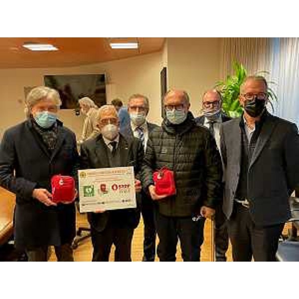 Il vicegovernatore e assessore alla Salute, Riccardo Riccardi, e l'assessore alle Attività produttive e al turismo, Sergio Emidio Bini, alla consegna dei kit a completamento della dotazione dei defibrillatori presenti nei poli sciistici FVG. - Il vicegovernatore e assessore alla Salute, Riccardo Riccardi, e l'assessore alle Attività produttive e al turismo, Sergio Emidio Bini, alla consegna dei kit a completamento della dotazione dei defibrillatori presenti nei poli sciistici FVG. 