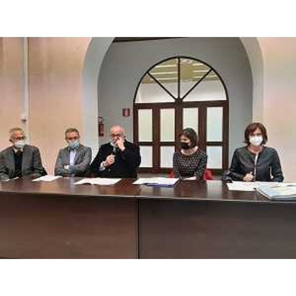 Una fase dell'incontro di oggi svoltosi in Municipio a Gorizia alla presenza dell'assessore regionale all'Istruzione Alessia Rosolen e quello alle Infrastrutture Graziano Pizzimenti - Una fase dell'incontro di oggi svoltosi in Municipio a Gorizia alla presenza dell'assessore regionale all'Istruzione Alessia Rosolen e quello alle Infrastrutture Graziano Pizzimenti