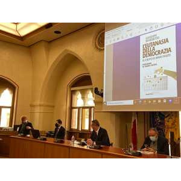 L'intervento dell'assessore regionale alla Cultura Tiziana Gibelli nel corso della presentazione del libro di Giuseppe Benedetto in Municipio a Pordenone - L'intervento dell'assessore regionale alla Cultura Tiziana Gibelli nel corso della presentazione del libro di Giuseppe Benedetto in Municipio a Pordenone