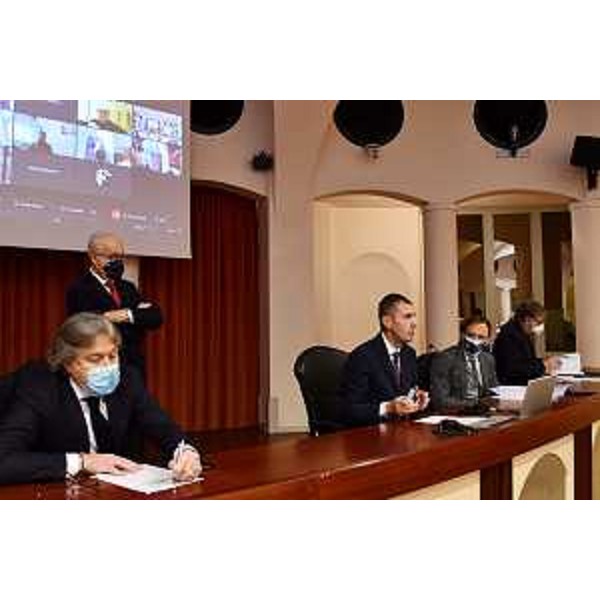 Il governatore Fedriga interviene in occasione della sigla della lettera dintenti per la costituzione del distretto commerciale di Pordenone nell'auditorium della Regione. - Il governatore Fedriga interviene in occasione della sigla della lettera dintenti per la costituzione del distretto commerciale di Pordenone nell'auditorium della Regione.