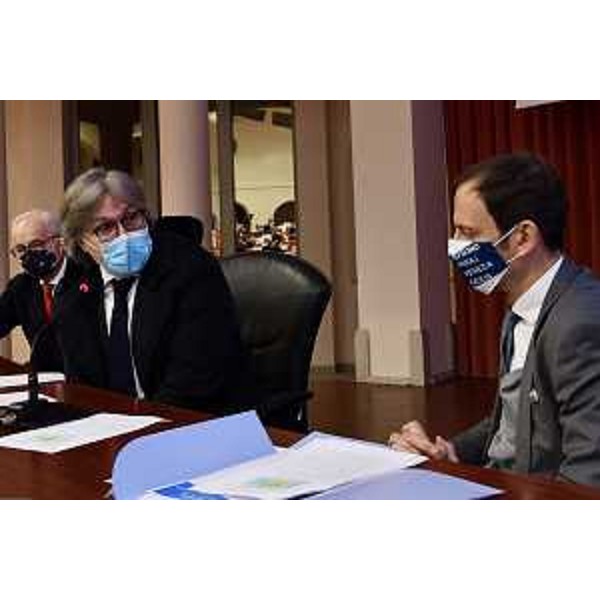 Il governatore Fedriga interviene in occasione della sigla della lettera dintenti per la costituzione del distretto commerciale di Pordenone nell'auditorium della Regione. - Il governatore Fedriga interviene in occasione della sigla della lettera dintenti per la costituzione del distretto commerciale di Pordenone nell'auditorium della Regione.