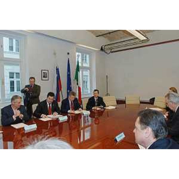 Il Presidente del Friuli Venezia Giulia, l'Assessore regionale per le Relazioni Internazionali e il Capo di Gabinetto durante l'incontro con il Sindaco di Lubiana Zoran Jankovic, nella sede della Regione a Trieste. (Trieste 18/02/08)