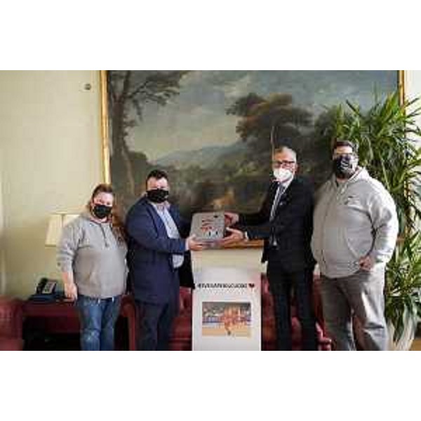 Il presidente del Cr Fvg, Piero Mauro Zanin, riceve il defibrillatore dal vicepresidente dell'associazione 4U Life, Cristian Vitrani, alla presenza dei genitori di Sveva, Marta Bassi e Paolo Piattelli - Il presidente del Cr Fvg, Piero Mauro Zanin, riceve il defibrillatore dal vicepresidente dell'associazione 4U Life, Cristian Vitrani, alla presenza dei genitori di Sveva, Marta Bassi e Paolo Piattelli